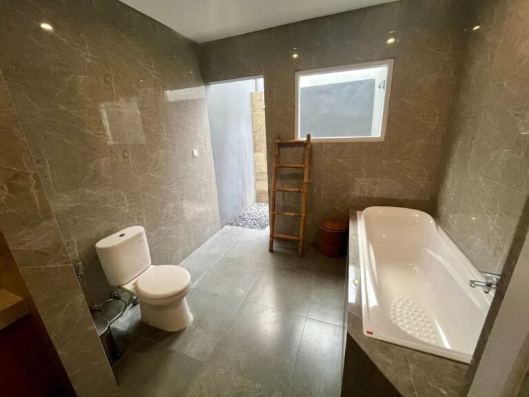 2-Bedrooms-House-in-Berawa-for-Rent-Bathroom-3