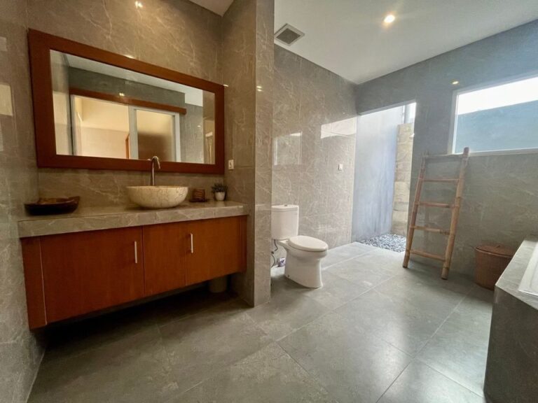 2-Bedrooms-House-in-Berawa-for-Rent-Bathroom-4