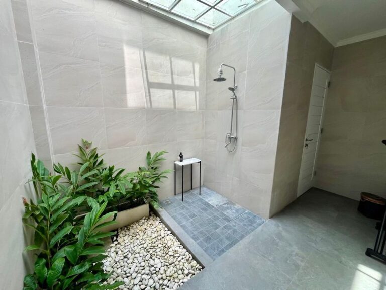 Charming-3-Bedrooms-Villa-in-Padonan-Yearly-Rent-Shower